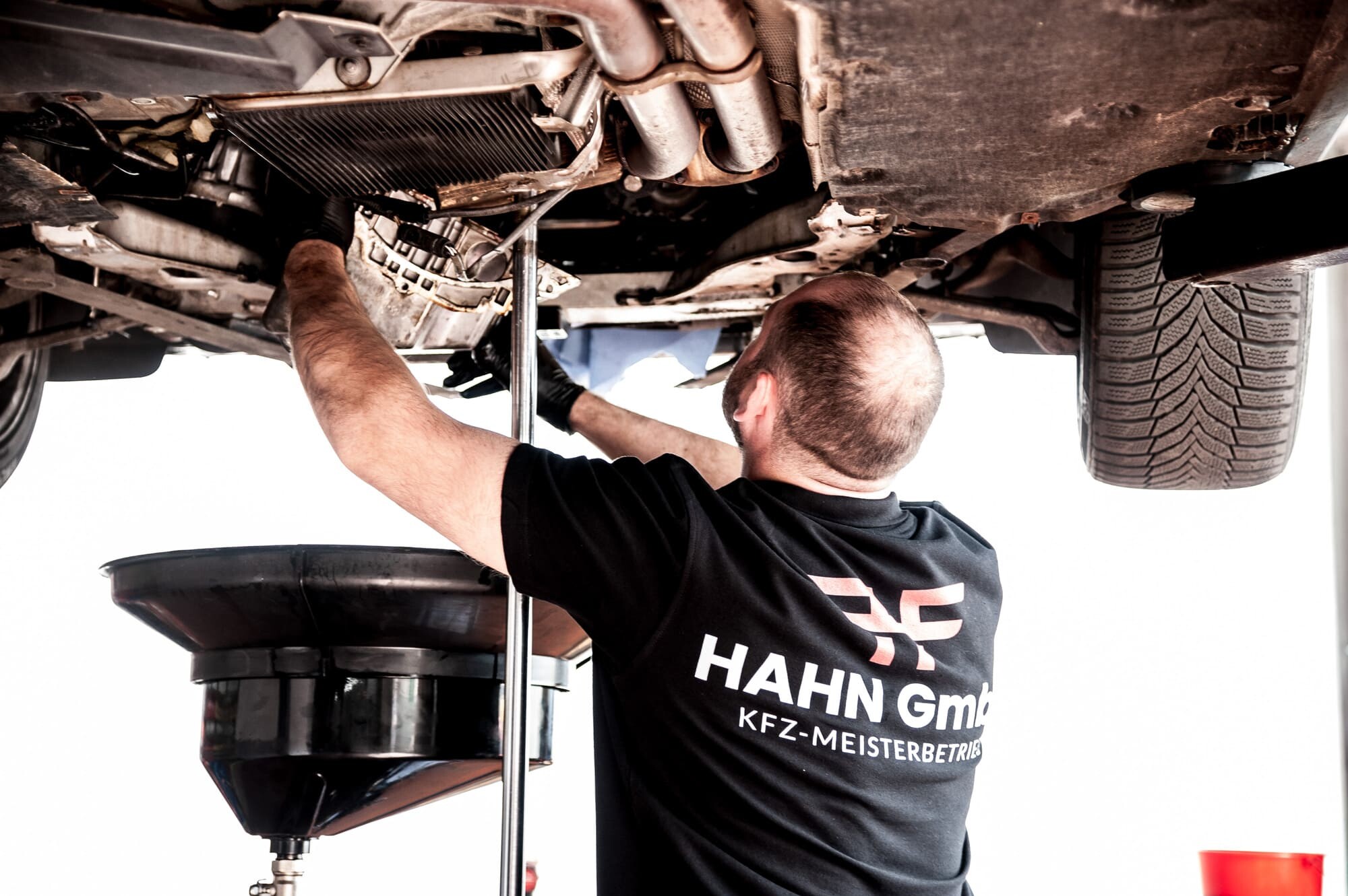 Erfahrene KFZ-Mechaniker bei der Fahrzeugreparatur